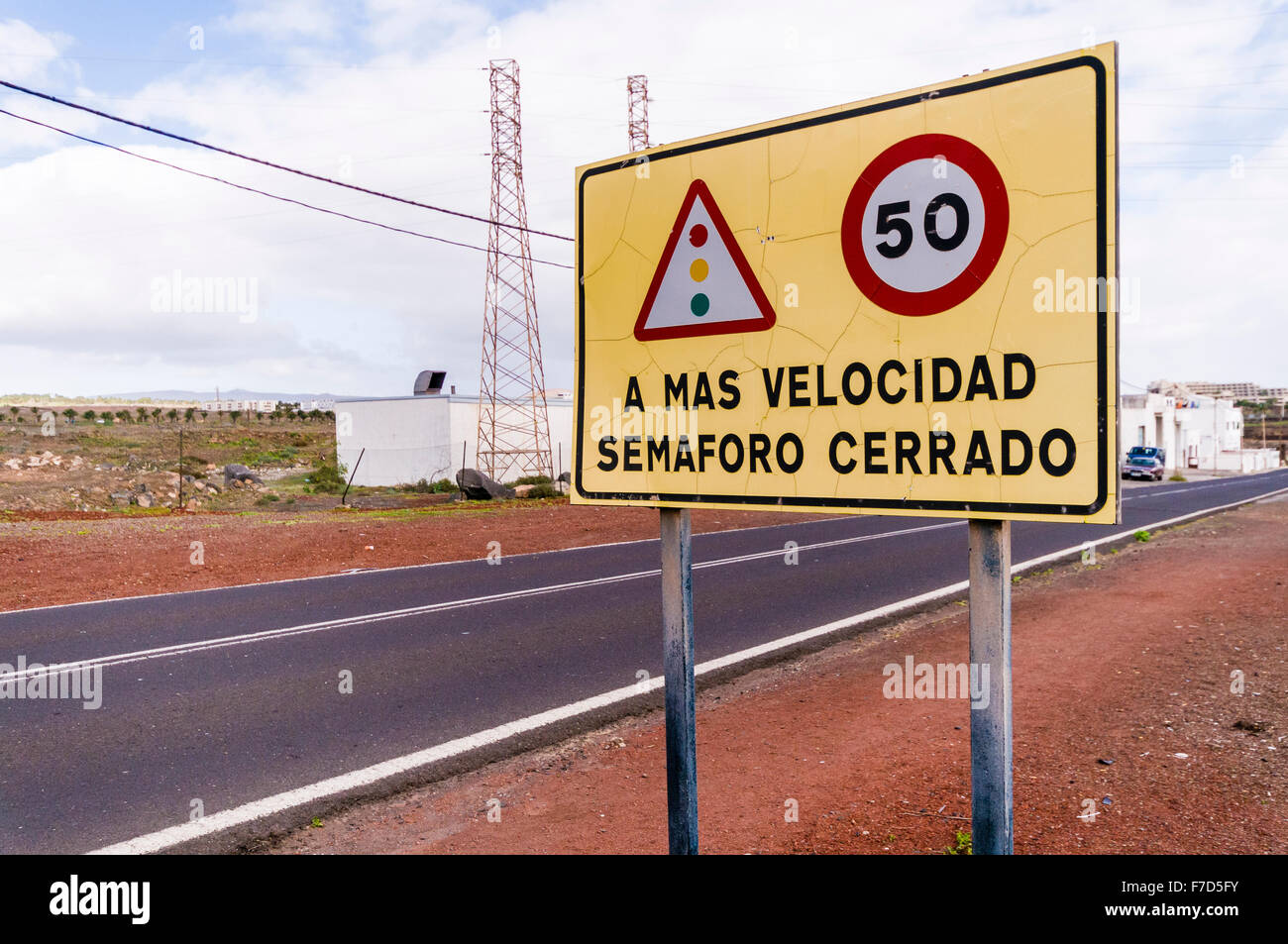 Panneau d'avertissement de limite de vitesse sur une route d'espagnol, d'avertissement que la limite de vitesse est de 50km/h quand les feux de circulation ne fonctionnent pas. Banque D'Images