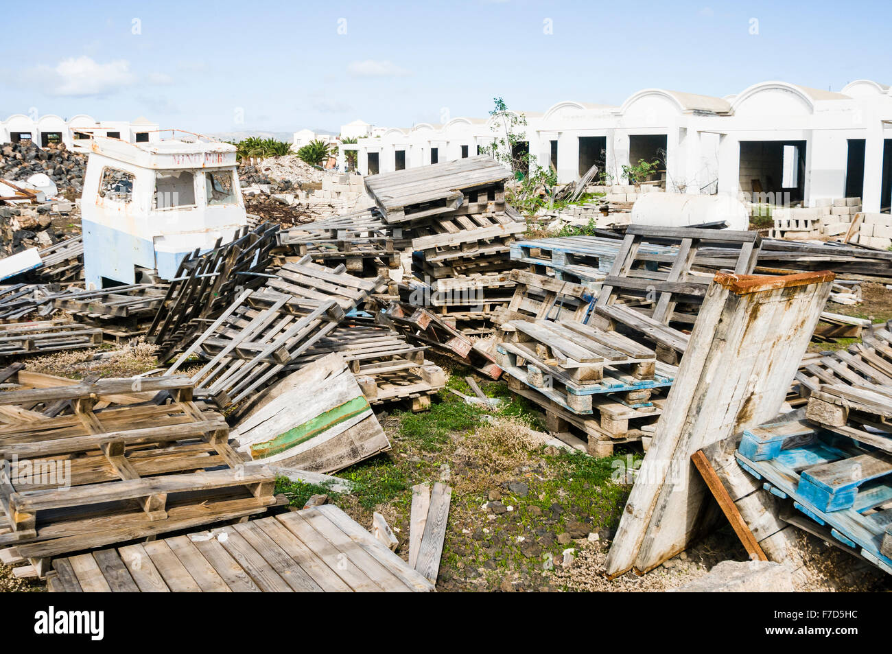 Appartements à moitié terminé sur un site de construction espagnol abandonné, fermé à la suite de la récession et de l'affaissement du marché financier en Banque D'Images