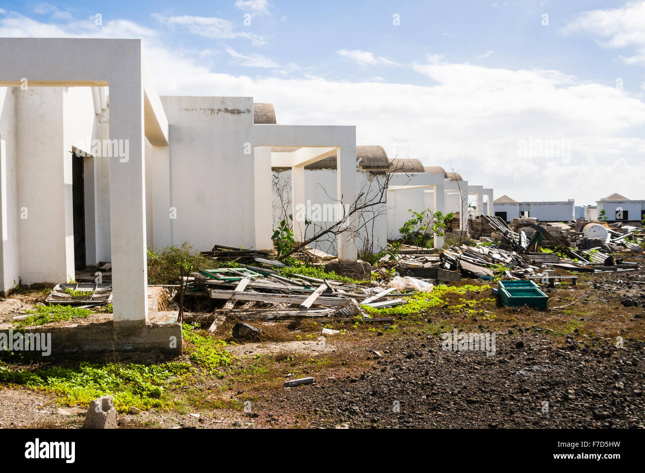 Appartements à moitié terminé sur un site de construction espagnol abandonné, fermé à la suite de la récession et de l'affaissement du marché financier en Banque D'Images