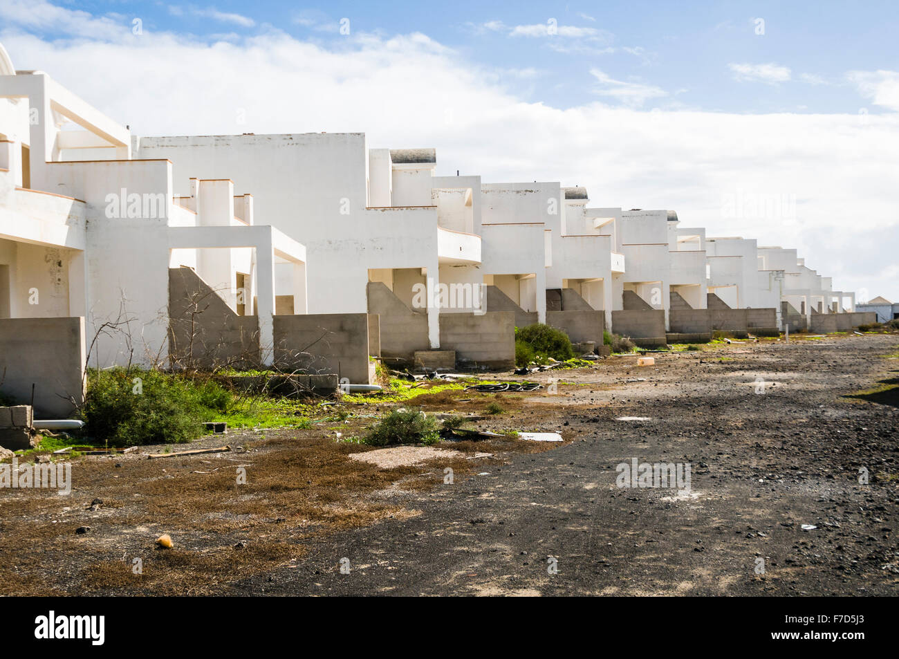 Appartements à moitié terminé sur un site de construction espagnol abandonné, fermé à la suite de la récession et de l'affaissement du marché financier en Banque D'Images