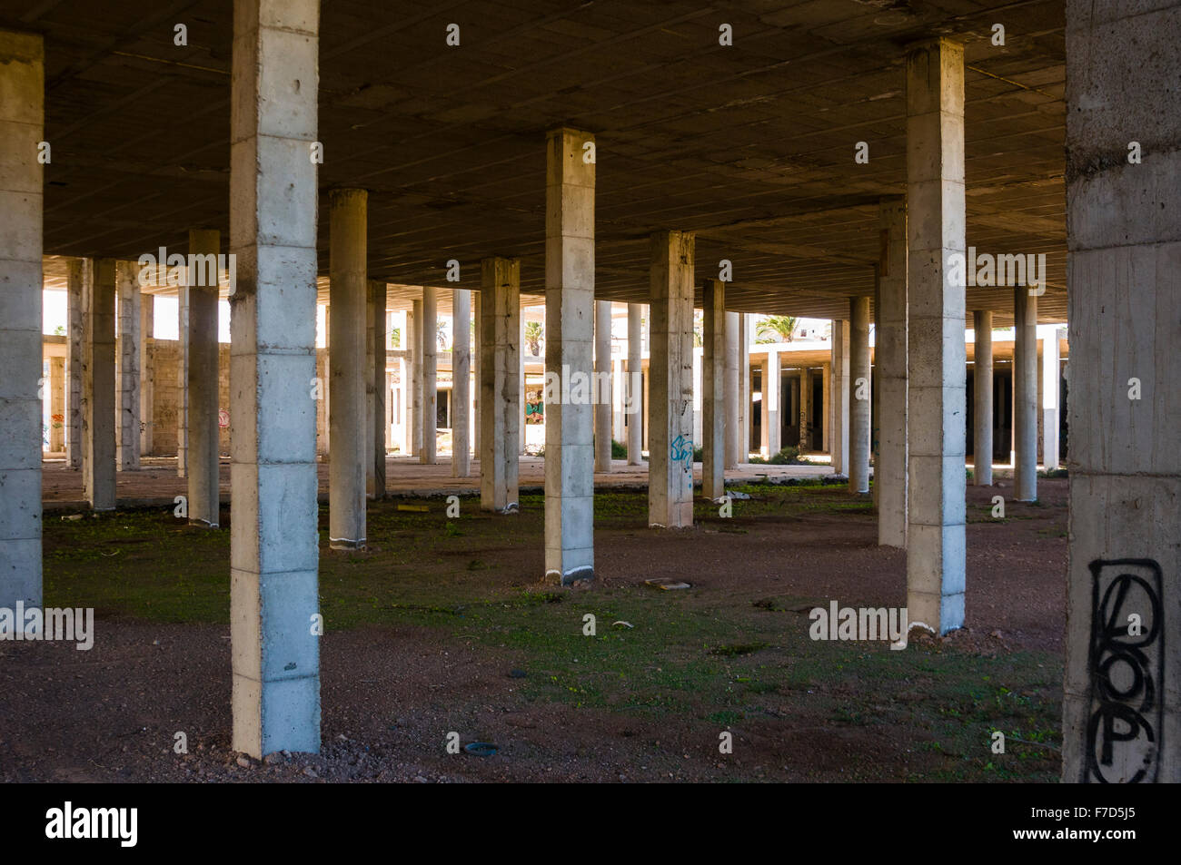 Piliers en béton dans un chantier de construction. Banque D'Images