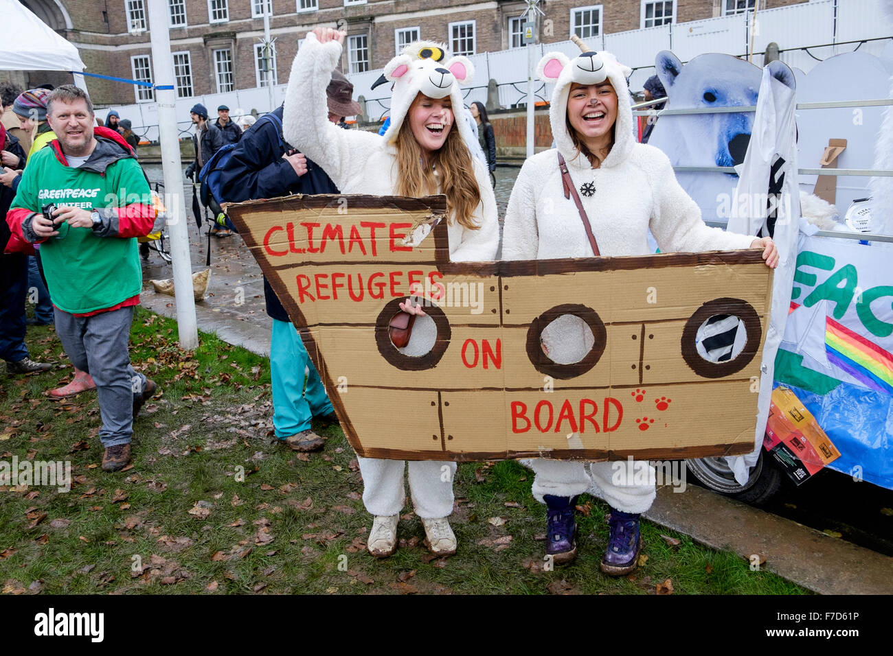 Bristol, UK, le 29 novembre, 2015. Les manifestants déguisés en ours polaires sont illustrés à la fin de l'action de peuples Bristols sur le changement climatique de protestation. Les dirigeants du monde se sont réunis à Paris le 30 novembre pour le sommet des Nations Unies sur le climat (COP21) Crédit : lynchpics/Alamy Live News Banque D'Images