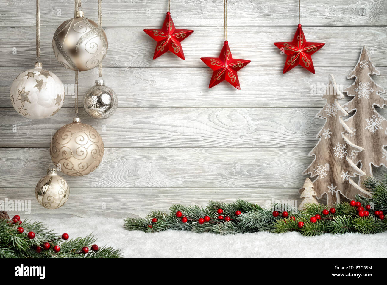 Fond de Noël en bois lumineux, moderne, style simple et élégant, avec une bordure de branches de sapin, boules, étoiles, plantes ornementales Banque D'Images