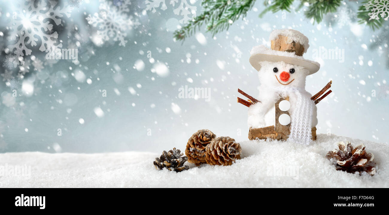 Arrière-plan de saison moderne en bleu-vert et blanc, avec un mignon petit bonhomme heureux dans la neige, idéal pour Noël ou d'hiver Banque D'Images