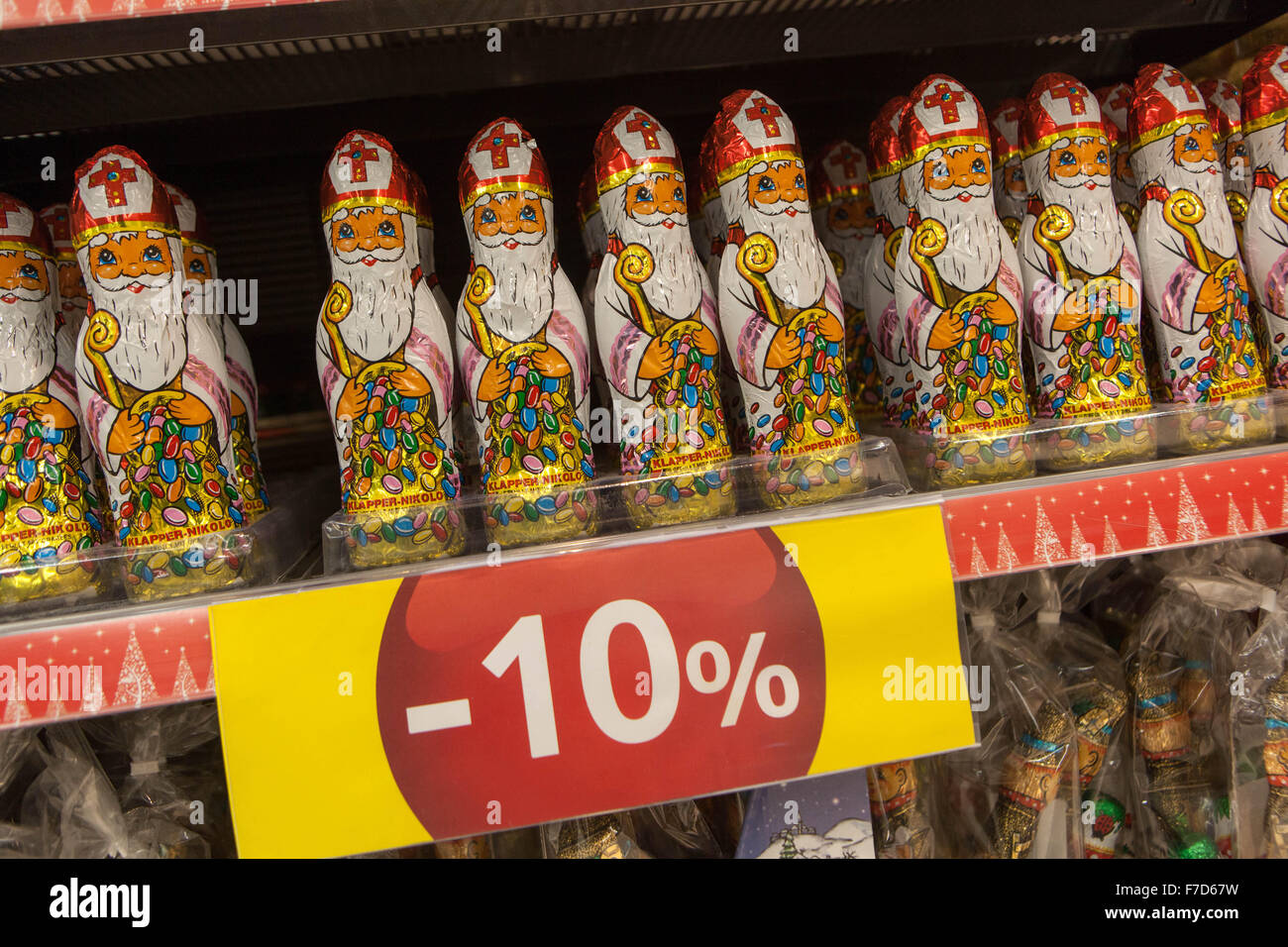 Europe supermarché étagère les chiffres du chocolat de Saint Nicholas montrent des aliments à prix réduit 10 % République Tchèque, Mikulas figure Banque D'Images