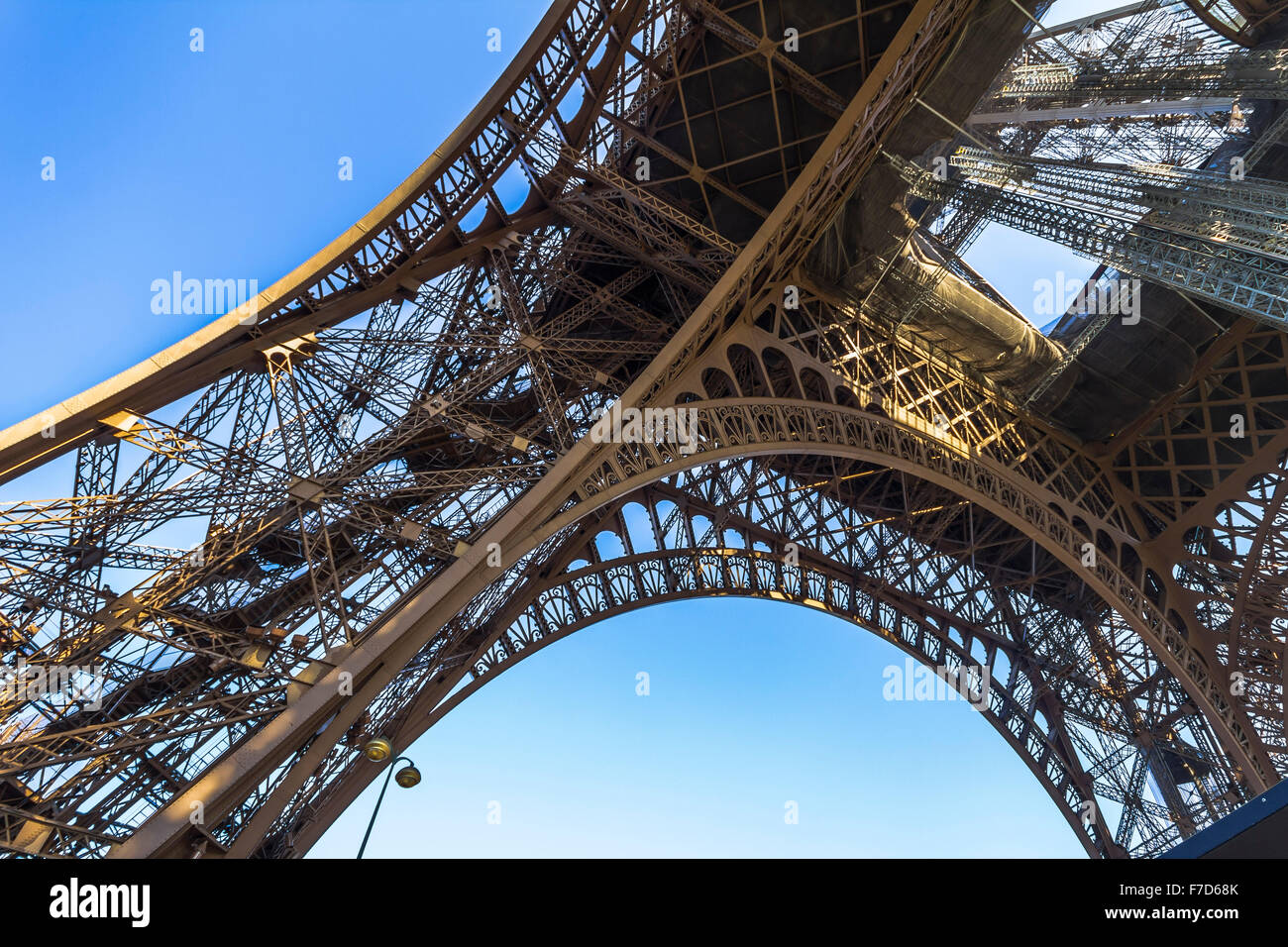 La Tour Eiffel de l'architecture ci-dessous Banque D'Images