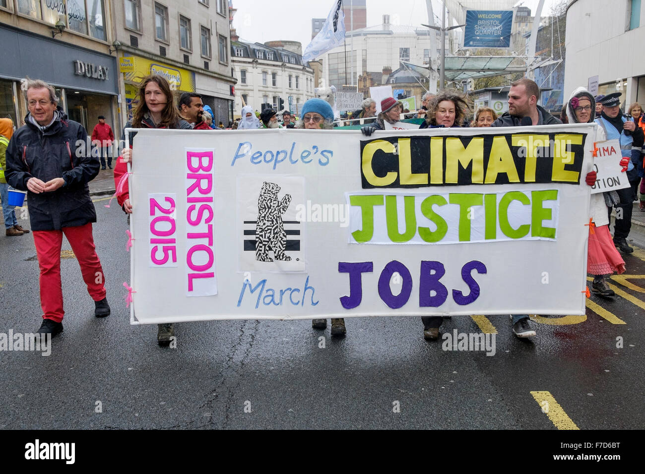 Bristol, UK, le 29 novembre, 2015. Le maire de Bristol George Ferguson (à gauche en rouge pantalon) est illustré à la tête de l'action de peuples Bristols sur le changement climatique de protestation comme il fait son chemin dans le centre de Bristol. Les dirigeants du monde se sont réunis à Paris le 30 novembre pour le sommet des Nations Unies sur le climat (COP21) Crédit : lynchpics/Alamy Live News Banque D'Images