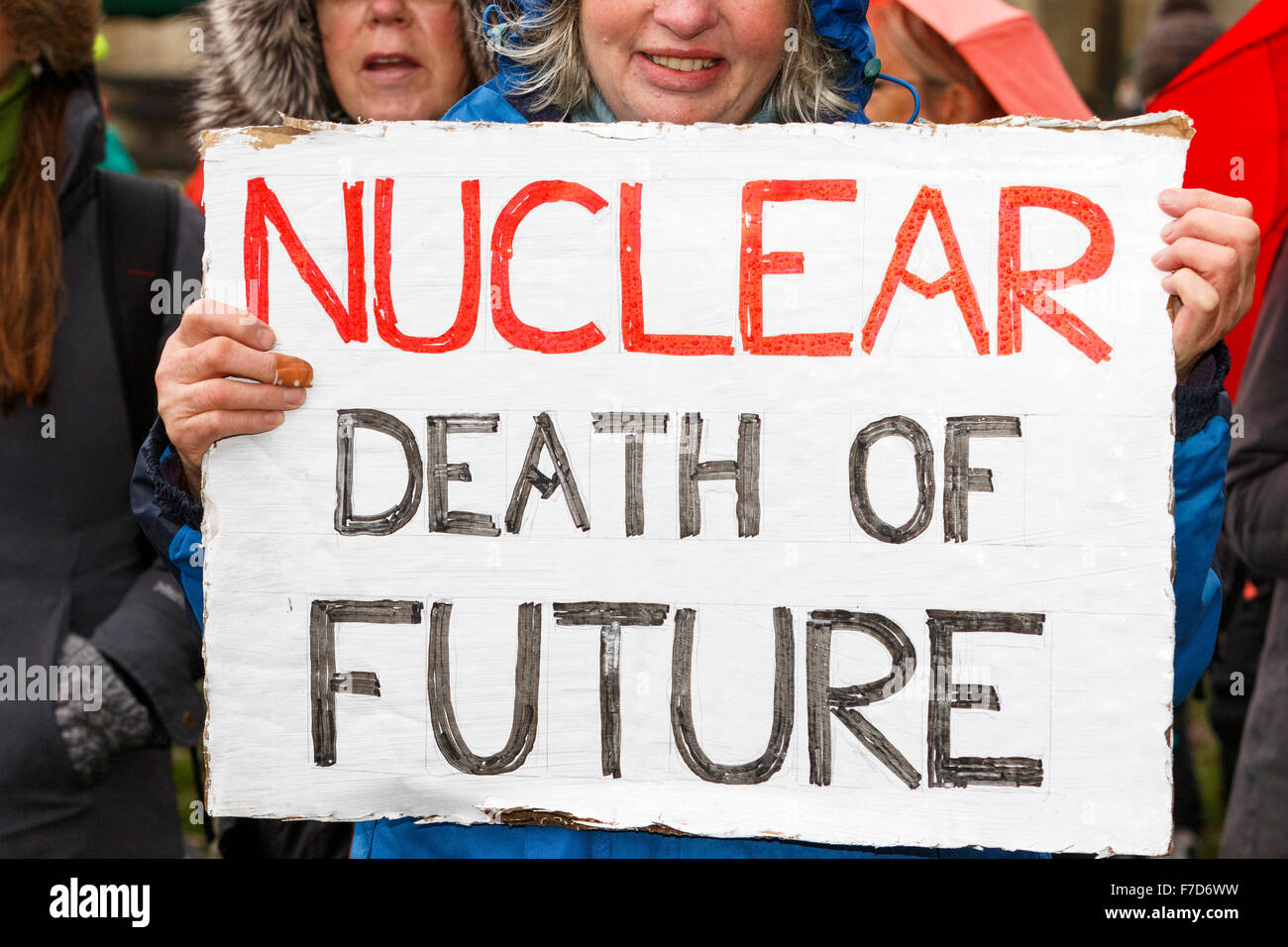 Bristol, UK, le 29 novembre, 2015. Un manifestant anti-nucléaire est représenté tenant une pancarte à la fin de l'action de peuples Bristols sur le changement climatique de protestation. Les dirigeants du monde se sont réunis à Paris le 30 novembre pour le sommet des Nations Unies sur le climat (COP21) Crédit : lynchpics/Alamy Live News Banque D'Images