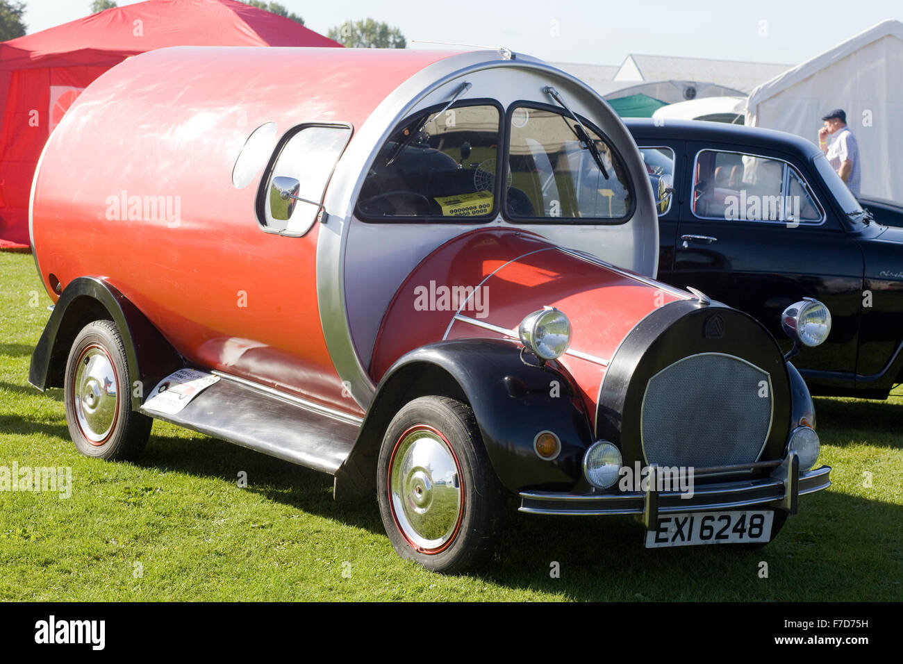 Des 2 cv Citroën Mehari spécialiste dans une boîte en fer-blanc Banque D'Images