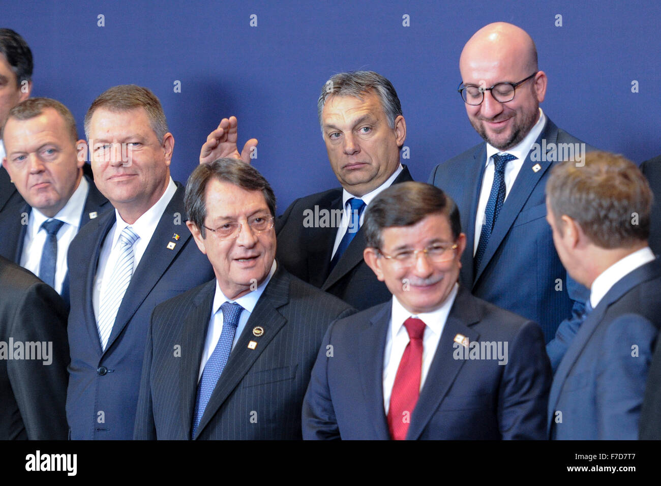 (L-R) Roumanie Le président Klaus Iohannis, Président chypriote Nicos Anastaciades, Premier ministre hongrois, Viktor Orban, Premier Ministre turc Ahmet Davutoglu, Premier ministre belge, Charles Michel, Donald Tusk, le président du Conseil européen lors d'une photo de famille au début du sommet UE-Turquie à Bruxelles, Belgique le 29.11.2015 par Wiktor Dabkowski Banque D'Images
