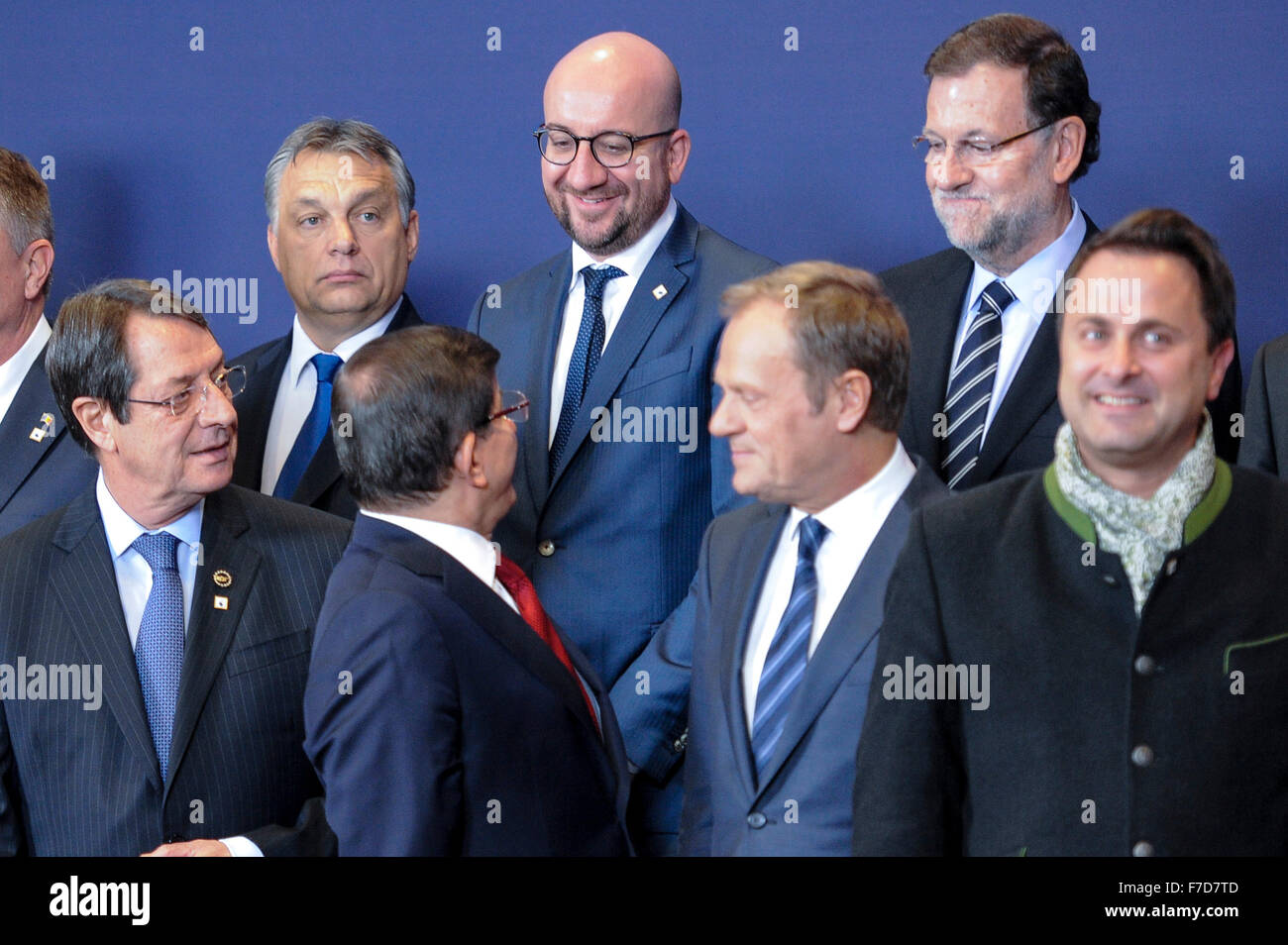 (L-R) Le président chypriote Nicos Anastaciades, Premier ministre hongrois, Viktor Orban, Premier Ministre turc Ahmet Davutoglu, Premier ministre belge, Charles Michel, Donald Tusk, le président du Conseil européen, le premier ministre Espagnol Mariano Rajoy et le Premier Ministre du Luxembourg Xavier Bettel et le président français François Hollande lors d'une photo de famille au début du sommet UE-Turquie à Bruxelles, Belgique le 29.11.2015 par Wiktor Dabkowski Banque D'Images