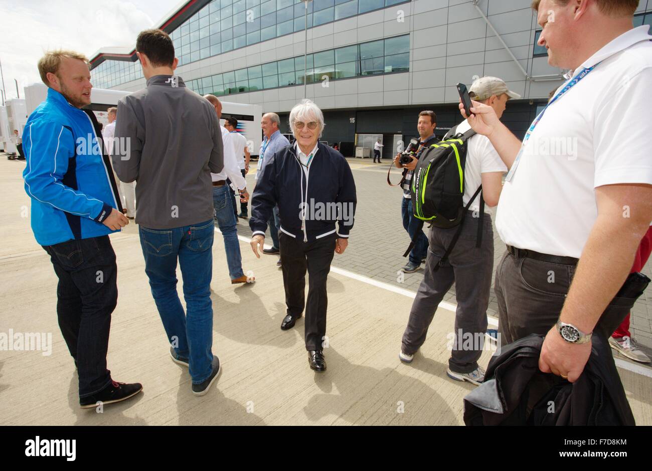 Bernie Ecclestone, marcher dans le paddock de Silverstone. Banque D'Images