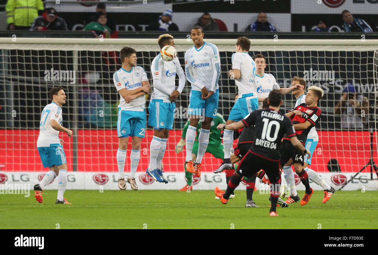 Leverkusen, Allemagne. 29 novembre, 2015. Allemagne, football, Bundesliga, Bayer 04 Leverkusen vs FC Schalke 04, Leverkusen, 29.11.2015 : Hakan Calhanoglu (Leverkusen, # 10) au cours de freekick. Credit : Juergen Schwarz/Alamy Live News Banque D'Images