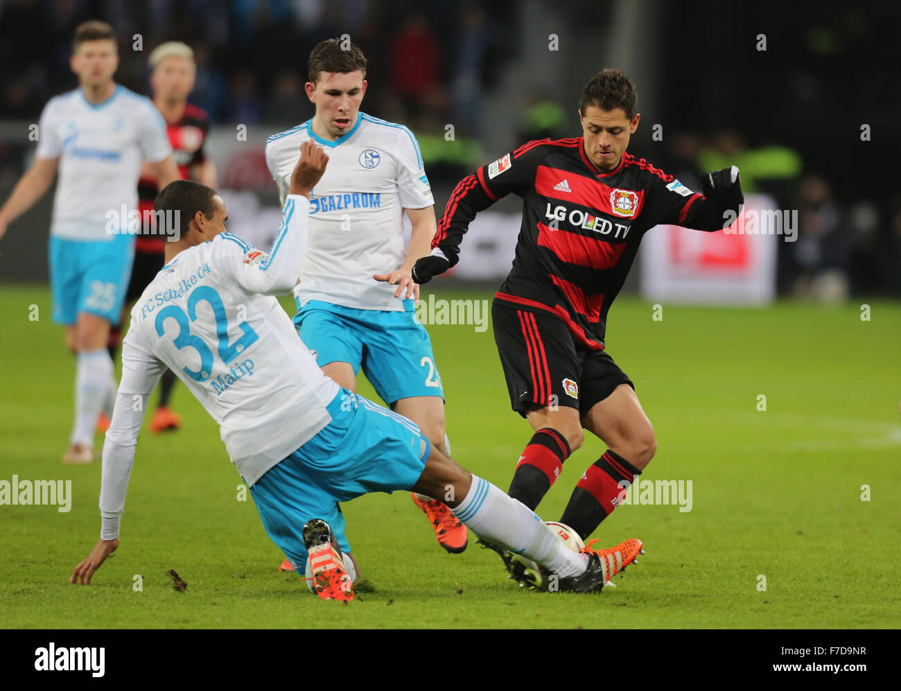 Leverkusen, Allemagne. 29 novembre, 2015. Allemagne, football, Bundesliga, Bayer 04 Leverkusen vs FC Schalke 04, Leverkusen, 29.11.2015 : Chicharito (Leverkusen, R) contre Joel Matip (Schalke). Credit : Juergen Schwarz/Alamy Live News Banque D'Images