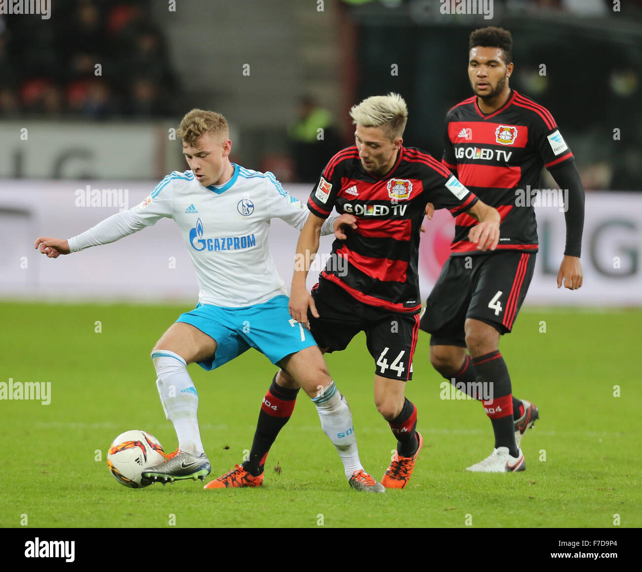 Leverkusen, Allemagne. 29 novembre, 2015. Allemagne, football, Bundesliga, Bayer 04 Leverkusen vs FC Schalke 04, Leverkusen, 29.11.2015 : Kevin Kampl (Leverkusen, C) s'attaque à Max Meyer (Schalke). Credit : Juergen Schwarz/Alamy Live News Banque D'Images