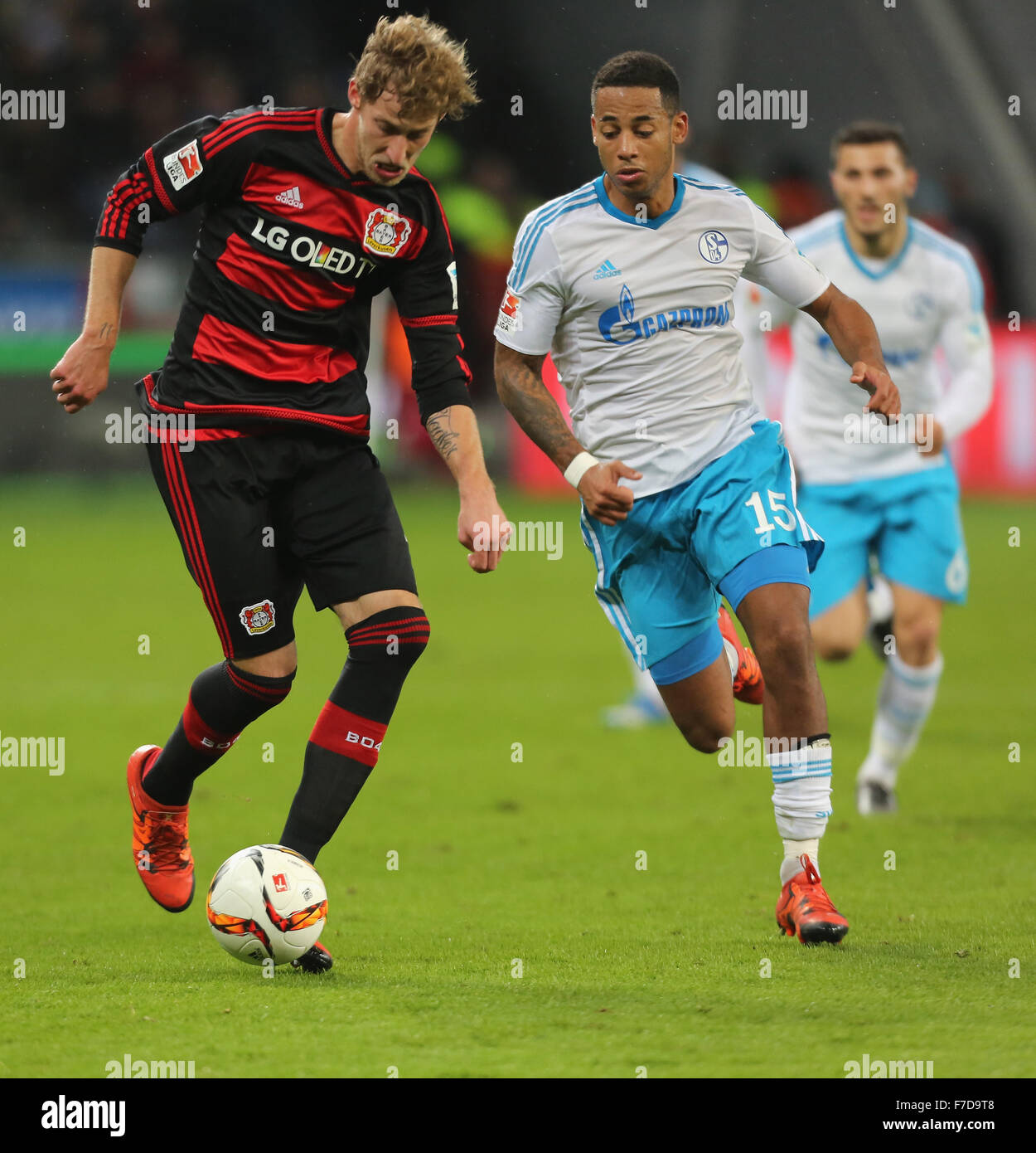 Leverkusen, Allemagne. 29 novembre, 2015. Allemagne, football, Bundesliga, Bayer 04 Leverkusen vs FC Schalke 04, Leverkusen, 29.11.2015 : Dennis Aogo (Schalke, R) s'attaque à Stefan Kiessling (Leverkusen). Credit : Juergen Schwarz/Alamy Live News Banque D'Images