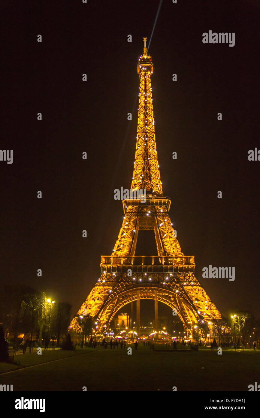 La tour Eiffel la nuit, illuminé Banque D'Images