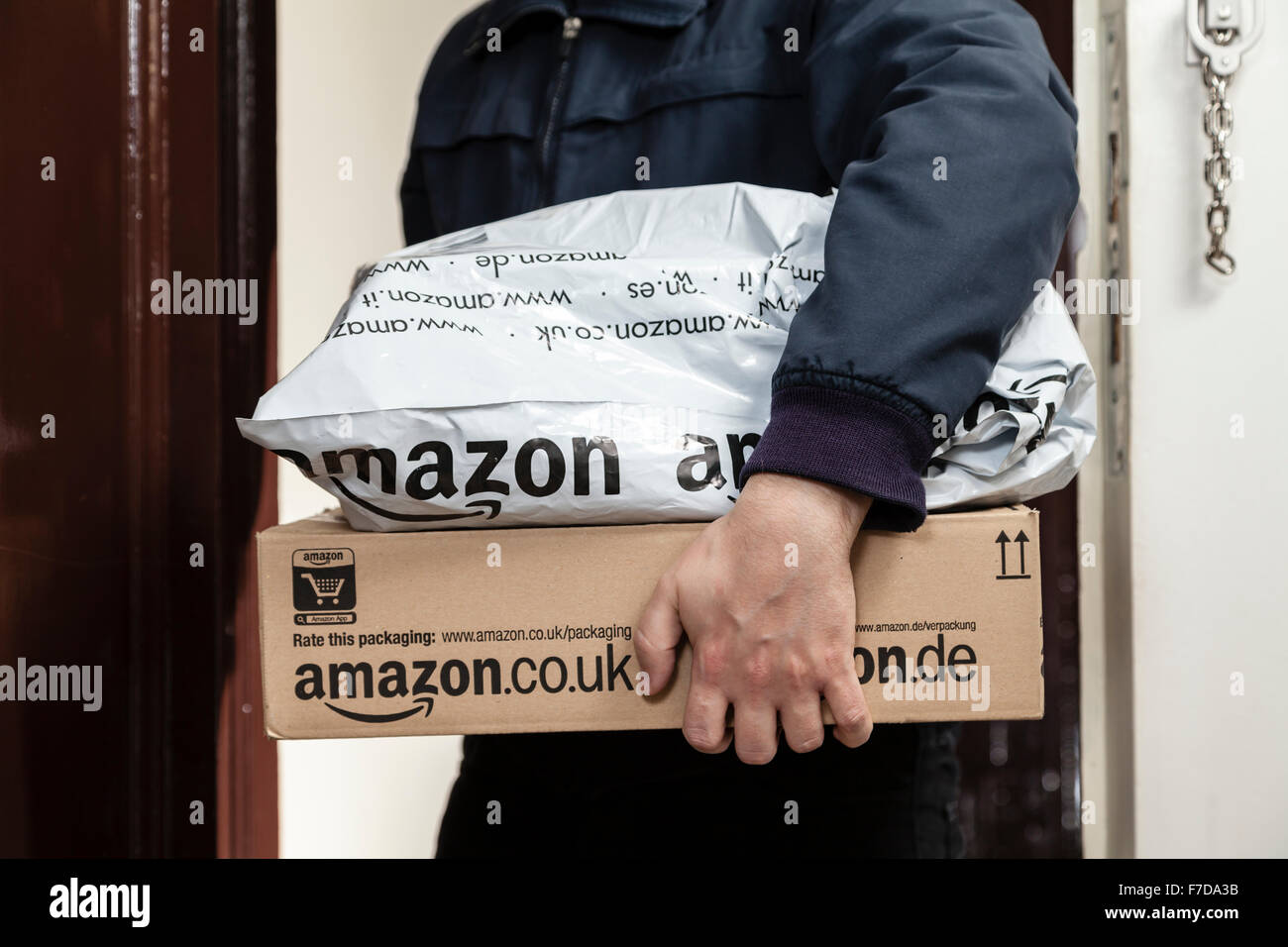 Postman apporte les colis d'amazon Banque D'Images