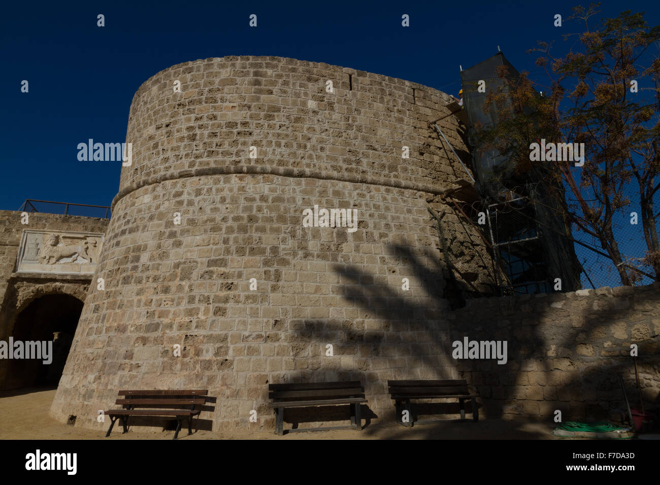 Une tour d'Othello's Tower à Famagouste, République turque de Chypre du Nord, en cours de restauration Banque D'Images
