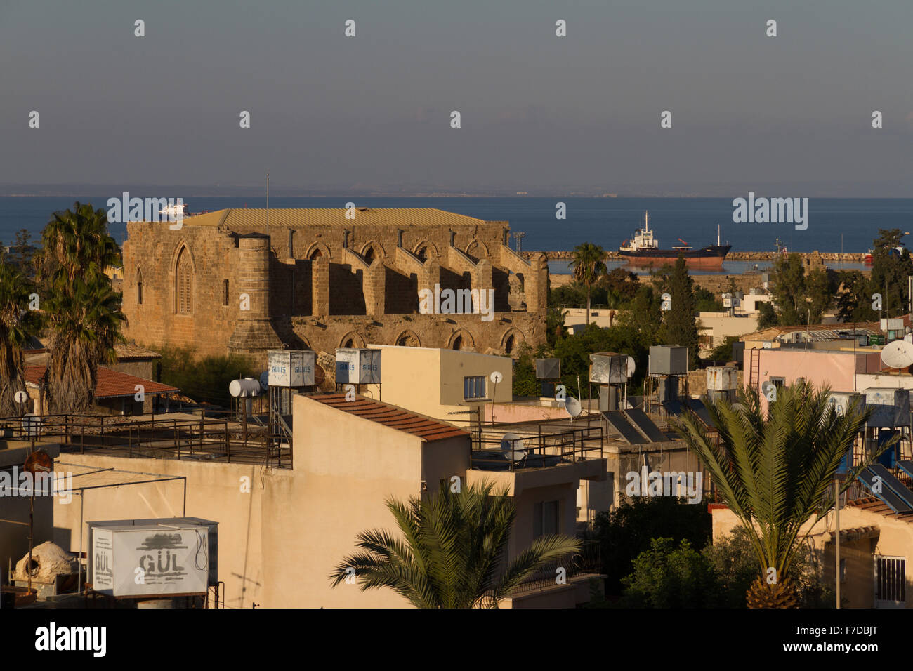 À la recherche sur les toits à l'église de saint Pierre et Paul (Sinan Pacha Mosquée), Famagusta, république turque de Chypre du nord Banque D'Images