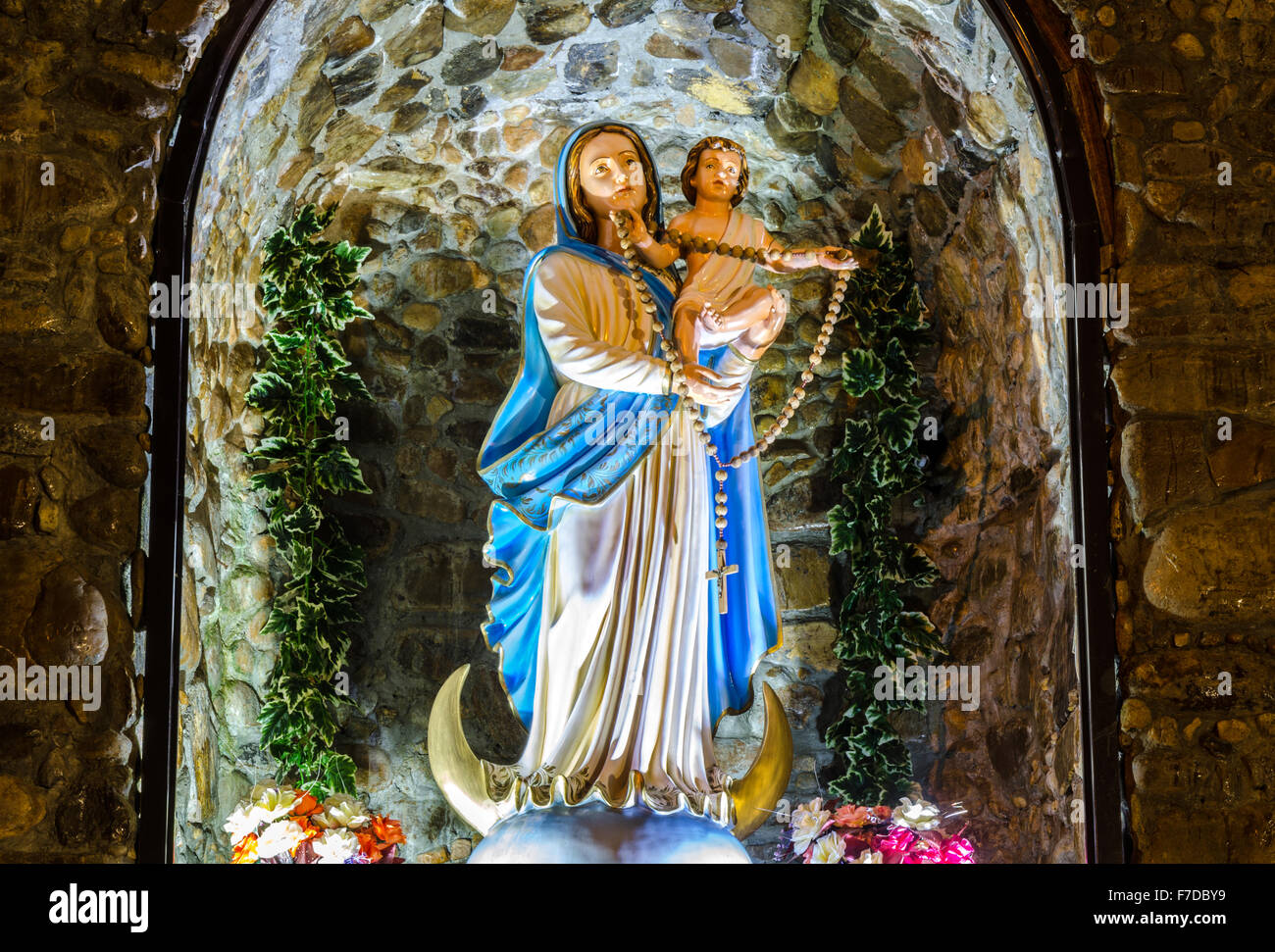 Statue de la Vierge Marie avec l'enfant Jésus au Mont Carmel Chapelle, Ponda, Goa Banque D'Images