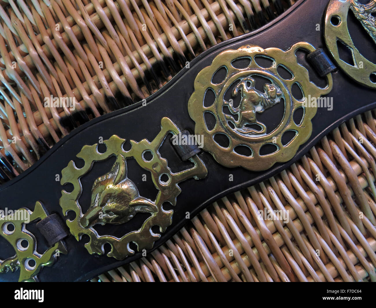 Old vintage cuivres de cheval,sur des harnais de cuir. Fox & Horse sur panier en osier Banque D'Images