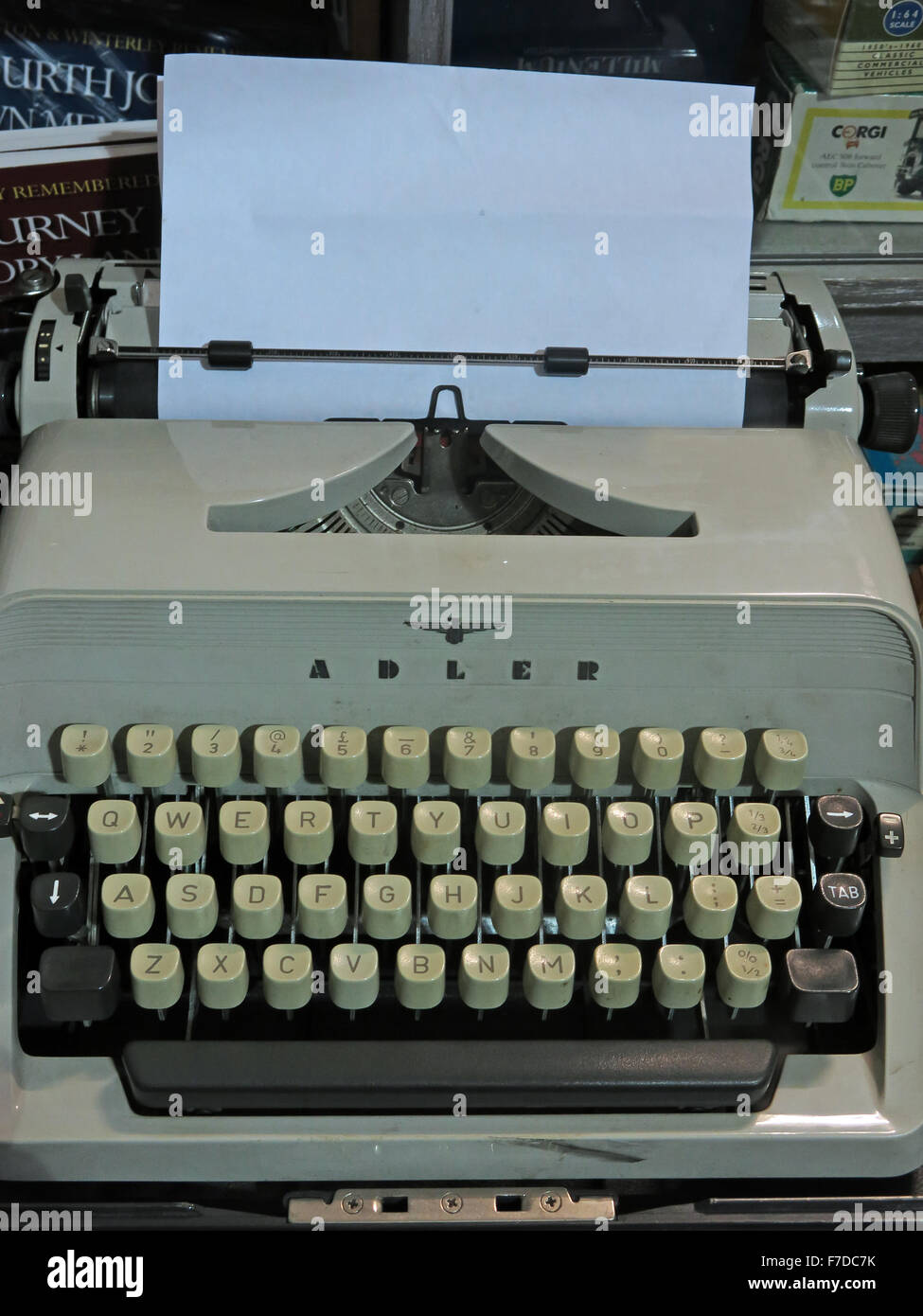 Triumph Adler Antique Gabriele20 Machine à écrire mécanique avec du papier Banque D'Images