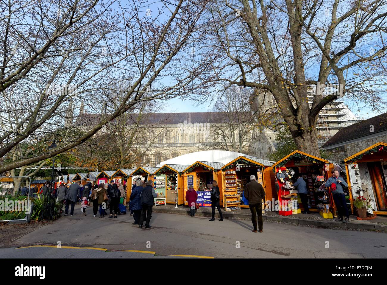 Marché de Noël dans le parc de la cathédrale de Winchester Hampshire Banque D'Images