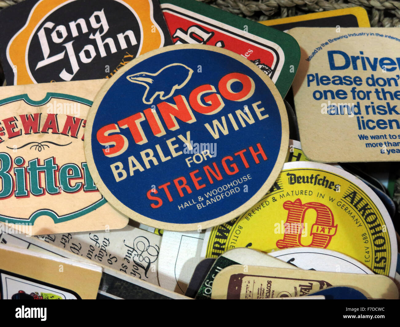 Stingo Barley Wine, British Beer mats / Drip mats de petites brasseries britanniques locales Banque D'Images