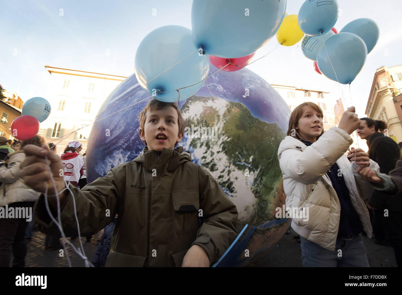 Le 29 novembre 2015 - L'Europe, Italie, Rome, 29 novembre 2015 :mars pendant un rassemblement de manifestants appelant à l'action sur les changements climatiques Le 29 novembre 2015 à Rome un jour avant le lancement de la COP21 conférence à Paris. Certains dirigeants 150 y compris le président américain Barack Obama en Chine, l'Inde, Xi Jinping Narendra Modi et Vladimir Poutine va à l'ouverture de la conférence des Nations Unies Lundi, chargé d'atteindre le premier pacte climatique véritablement universelle. L'objectif est de limiter le réchauffement moyen de deux degrés Celsius (3,6 degrés Fahrenheit), peut-être moins, plus de niveaux pré-révolution industrielle par c Banque D'Images