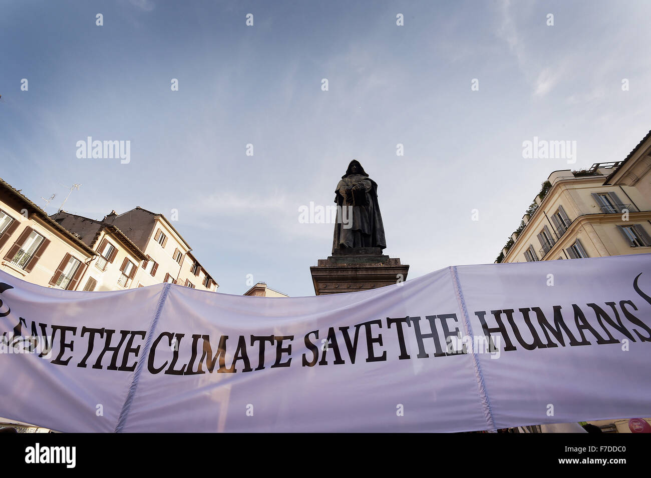 Le 29 novembre 2015 - L'Europe, Italie, Rome, 29 novembre 2015 :mars pendant un rassemblement de manifestants appelant à l'action sur les changements climatiques Le 29 novembre 2015 à Rome un jour avant le lancement de la COP21 conférence à Paris. Certains dirigeants 150 y compris le président américain Barack Obama en Chine, l'Inde, Xi Jinping Narendra Modi et Vladimir Poutine va à l'ouverture de la conférence des Nations Unies Lundi, chargé d'atteindre le premier pacte climatique véritablement universelle. L'objectif est de limiter le réchauffement moyen de deux degrés Celsius (3,6 degrés Fahrenheit), peut-être moins, plus de niveaux pré-révolution industrielle par c Banque D'Images