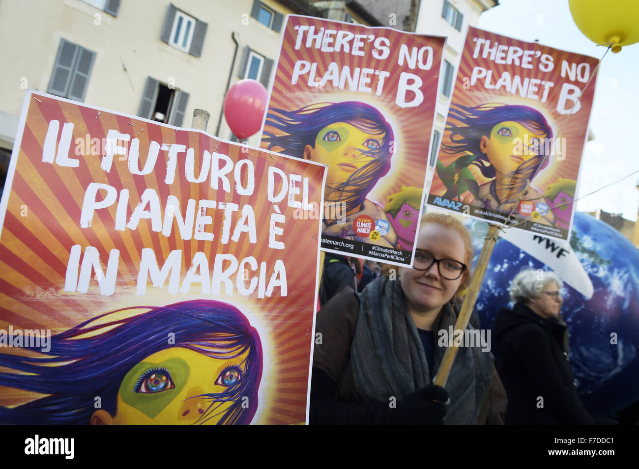 Le 29 novembre 2015 - L'Europe, Italie, Rome, 29 novembre 2015 :mars pendant un rassemblement de manifestants appelant à l'action sur les changements climatiques Le 29 novembre 2015 à Rome un jour avant le lancement de la COP21 conférence à Paris. Certains dirigeants 150 y compris le président américain Barack Obama en Chine, l'Inde, Xi Jinping Narendra Modi et Vladimir Poutine va à l'ouverture de la conférence des Nations Unies Lundi, chargé d'atteindre le premier pacte climatique véritablement universelle. L'objectif est de limiter le réchauffement moyen de deux degrés Celsius (3,6 degrés Fahrenheit), peut-être moins, plus de niveaux pré-révolution industrielle par c Banque D'Images
