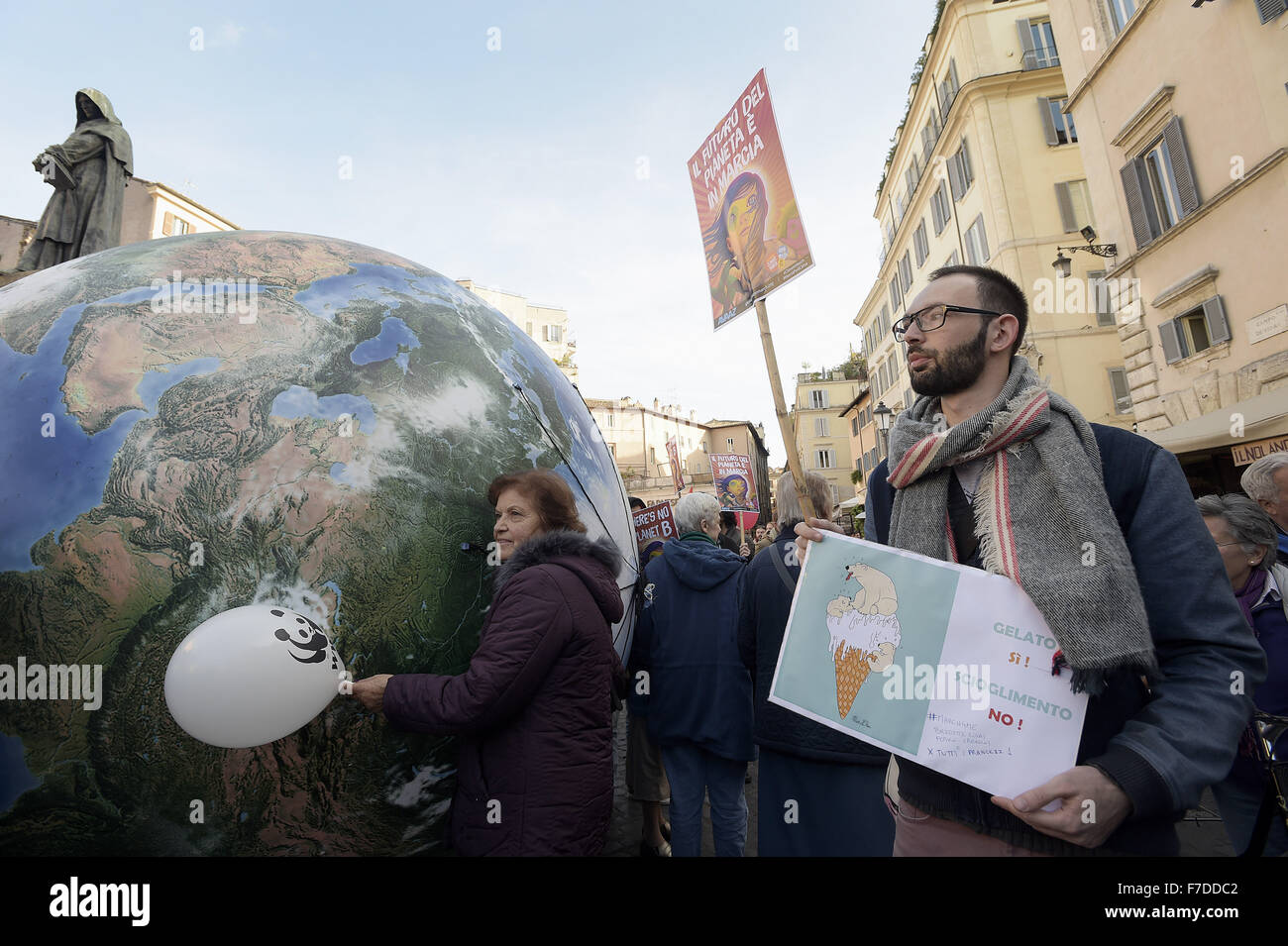 Le 29 novembre 2015 - L'Europe, Italie, Rome, 29 novembre 2015 :mars pendant un rassemblement de manifestants appelant à l'action sur les changements climatiques Le 29 novembre 2015 à Rome un jour avant le lancement de la COP21 conférence à Paris. Certains dirigeants 150 y compris le président américain Barack Obama en Chine, l'Inde, Xi Jinping Narendra Modi et Vladimir Poutine va à l'ouverture de la conférence des Nations Unies Lundi, chargé d'atteindre le premier pacte climatique véritablement universelle. L'objectif est de limiter le réchauffement moyen de deux degrés Celsius (3,6 degrés Fahrenheit), peut-être moins, plus de niveaux pré-révolution industrielle par c Banque D'Images