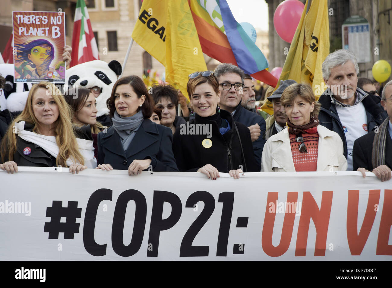 Le 29 novembre 2015 - L'Europe, Italie, Rome, 29 novembre 2015 :mars pendant un rassemblement de manifestants appelant à l'action sur les changements climatiques Le 29 novembre 2015 à Rome un jour avant le lancement de la COP21 conférence à Paris. Dans la première ligne, le président de la Chambre des députés, Laura Boldrini et l'Ambassadeur de France en Italie, Catherine Colonna.Certains dirigeants 150 y compris le président américain Barack Obama en Chine, l'Inde, Xi Jinping Narendra Modi et Vladimir Poutine va à l'ouverture de la conférence des Nations Unies Lundi, chargé d'atteindre le premier pacte climatique véritablement universelle. L'objectif est de limiter la Banque D'Images