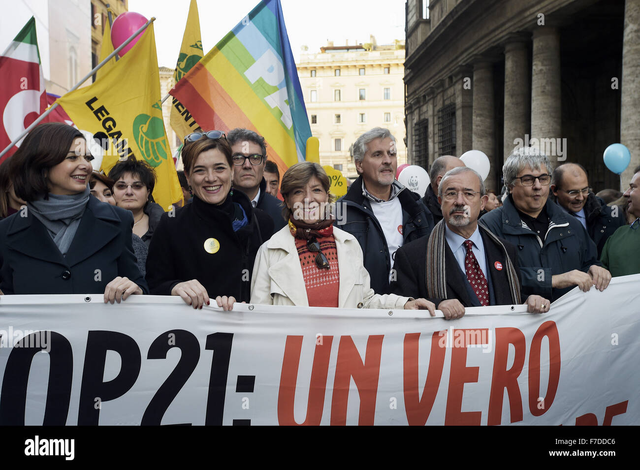 Le 29 novembre 2015 - L'Europe, Italie, Rome, 29 novembre 2015 :mars pendant un rassemblement de manifestants appelant à l'action sur les changements climatiques Le 29 novembre 2015 à Rome un jour avant le lancement de la COP21 conférence à Paris. Dans la première ligne, le président de la Chambre des députés, Laura Boldrini et l'Ambassadeur de France en Italie, Catherine Colonna.Certains dirigeants 150 y compris le président américain Barack Obama en Chine, l'Inde, Xi Jinping Narendra Modi et Vladimir Poutine va à l'ouverture de la conférence des Nations Unies Lundi, chargé d'atteindre le premier pacte climatique véritablement universelle. L'objectif est de limiter la Banque D'Images
