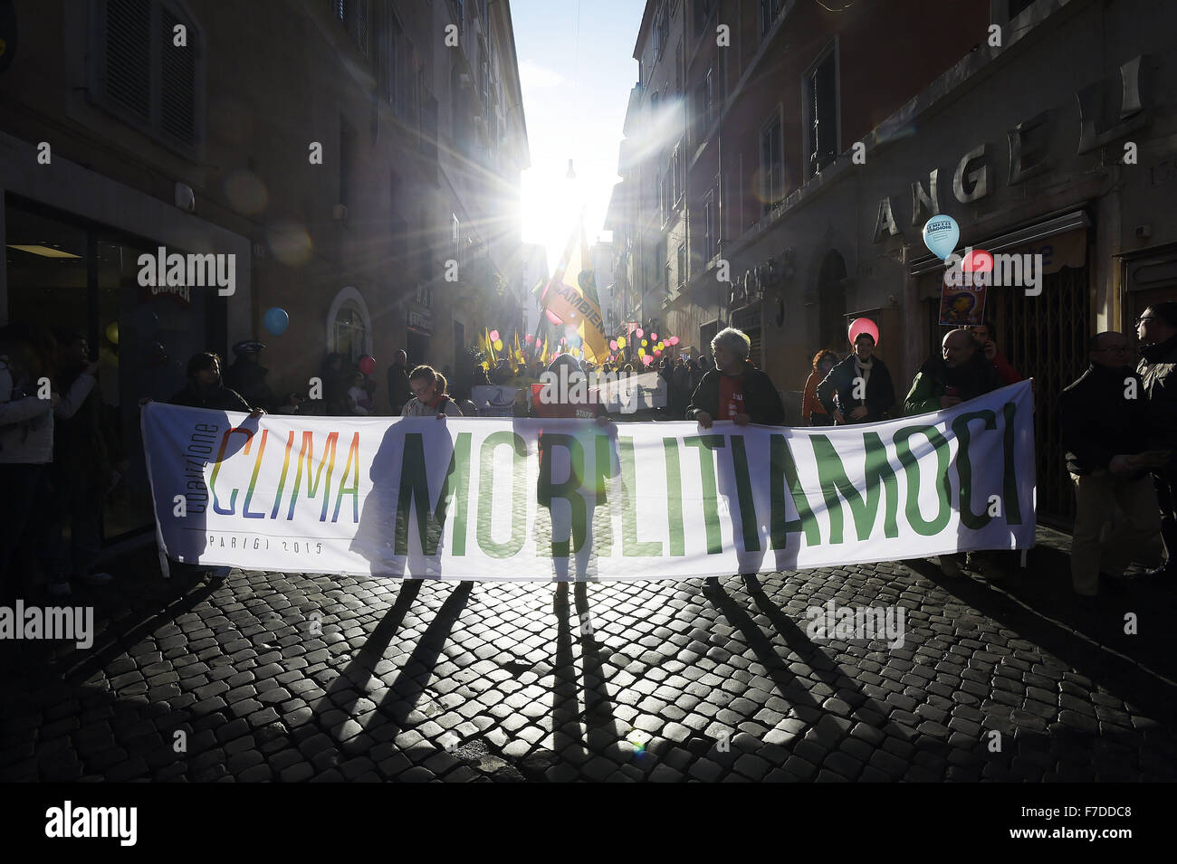 Le 29 novembre 2015 - L'Europe, Italie, Rome, 29 novembre 2015 :mars pendant un rassemblement de manifestants appelant à l'action sur les changements climatiques Le 29 novembre 2015 à Rome un jour avant le lancement de la COP21 conférence à Paris. Certains dirigeants 150 y compris le président américain Barack Obama en Chine, l'Inde, Xi Jinping Narendra Modi et Vladimir Poutine va à l'ouverture de la conférence des Nations Unies Lundi, chargé d'atteindre le premier pacte climatique véritablement universelle. L'objectif est de limiter le réchauffement moyen de deux degrés Celsius (3,6 degrés Fahrenheit), peut-être moins, plus de niveaux pré-révolution industrielle par c Banque D'Images
