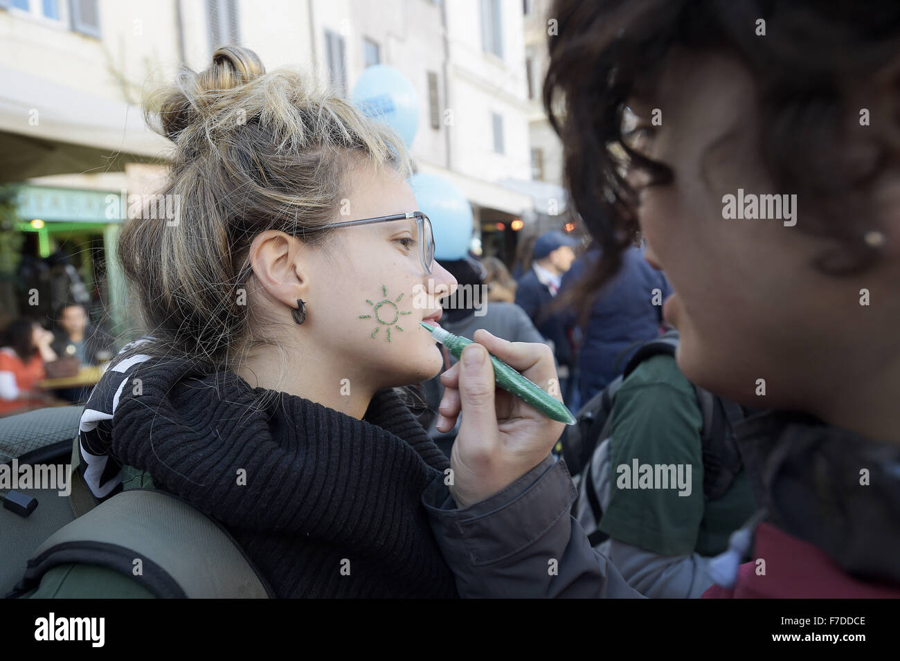 Le 29 novembre 2015 - L'Europe, Italie, Rome, 29 novembre 2015 :mars pendant un rassemblement de manifestants appelant à l'action sur les changements climatiques Le 29 novembre 2015 à Rome un jour avant le lancement de la COP21 conférence à Paris. Certains dirigeants 150 y compris le président américain Barack Obama en Chine, l'Inde, Xi Jinping Narendra Modi et Vladimir Poutine va à l'ouverture de la conférence des Nations Unies Lundi, chargé d'atteindre le premier pacte climatique véritablement universelle. L'objectif est de limiter le réchauffement moyen de deux degrés Celsius (3,6 degrés Fahrenheit), peut-être moins, plus de niveaux pré-révolution industrielle par c Banque D'Images