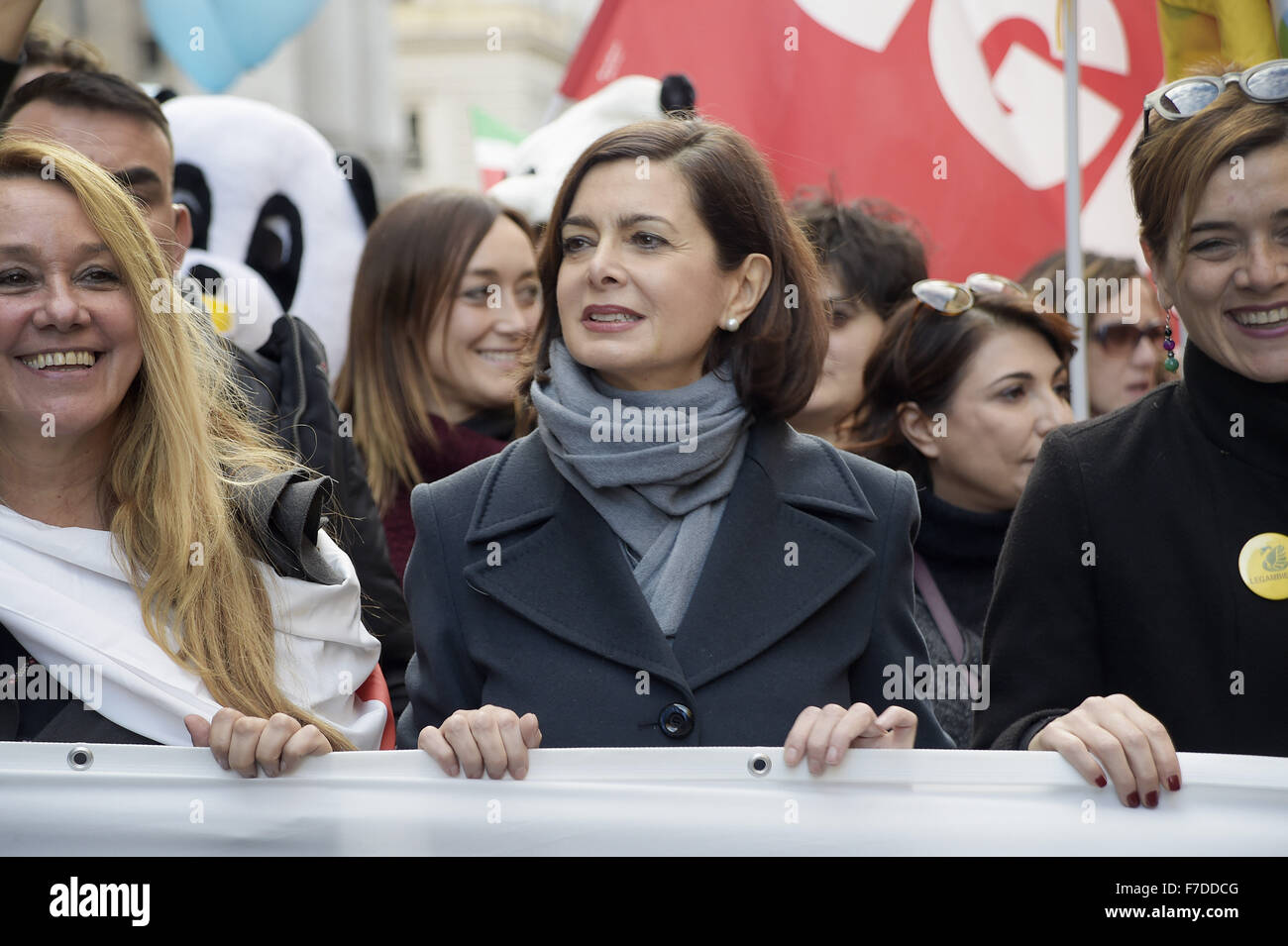 Le 29 novembre 2015 - L'Europe, Italie, Rome, 29 novembre 2015 :mars pendant un rassemblement de manifestants appelant à l'action sur les changements climatiques Le 29 novembre 2015 à Rome un jour avant le lancement de la COP21 conférence à Paris. Dans la première ligne, le président de la Chambre des députés, Laura Boldrini et l'Ambassadeur de France en Italie, Catherine Colonna.Certains dirigeants 150 y compris le président américain Barack Obama en Chine, l'Inde, Xi Jinping Narendra Modi et Vladimir Poutine va à l'ouverture de la conférence des Nations Unies Lundi, chargé d'atteindre le premier pacte climatique véritablement universelle. L'objectif est de limiter la Banque D'Images