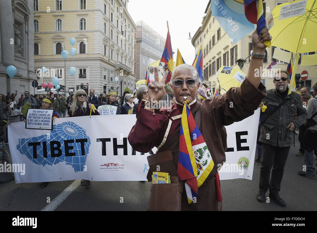 Le 29 novembre 2015 - L'Europe, Italie, Rome, 29 novembre 2015 :mars pendant un rassemblement de manifestants appelant à l'action sur les changements climatiques Le 29 novembre 2015 à Rome un jour avant le lancement de la COP21 conférence à Paris. Certains dirigeants 150 y compris le président américain Barack Obama en Chine, l'Inde, Xi Jinping Narendra Modi et Vladimir Poutine va à l'ouverture de la conférence des Nations Unies Lundi, chargé d'atteindre le premier pacte climatique véritablement universelle. L'objectif est de limiter le réchauffement moyen de deux degrés Celsius (3,6 degrés Fahrenheit), peut-être moins, plus de niveaux pré-révolution industrielle par c Banque D'Images
