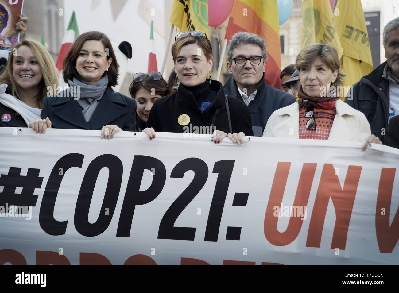 Le 29 novembre 2015 - L'Europe, Italie, Rome, 29 novembre 2015 :mars pendant un rassemblement de manifestants appelant à l'action sur les changements climatiques Le 29 novembre 2015 à Rome un jour avant le lancement de la COP21 conférence à Paris. Dans la première ligne, le président de la Chambre des députés, Laura Boldrini et l'Ambassadeur de France en Italie, Catherine Colonna.Certains dirigeants 150 y compris le président américain Barack Obama en Chine, l'Inde, Xi Jinping Narendra Modi et Vladimir Poutine va à l'ouverture de la conférence des Nations Unies Lundi, chargé d'atteindre le premier pacte climatique véritablement universelle. L'objectif est de limiter la Banque D'Images