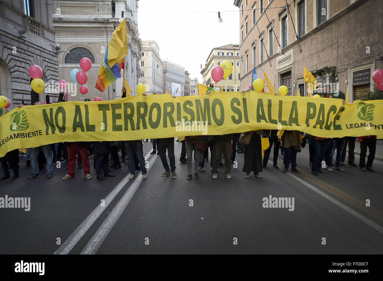 Le 29 novembre 2015 - L'Europe, Italie, Rome, 29 novembre 2015 :mars pendant un rassemblement de manifestants appelant à l'action sur les changements climatiques Le 29 novembre 2015 à Rome un jour avant le lancement de la COP21 conférence à Paris. Certains dirigeants 150 y compris le président américain Barack Obama en Chine, l'Inde, Xi Jinping Narendra Modi et Vladimir Poutine va à l'ouverture de la conférence des Nations Unies Lundi, chargé d'atteindre le premier pacte climatique véritablement universelle. L'objectif est de limiter le réchauffement moyen de deux degrés Celsius (3,6 degrés Fahrenheit), peut-être moins, plus de niveaux pré-révolution industrielle par c Banque D'Images