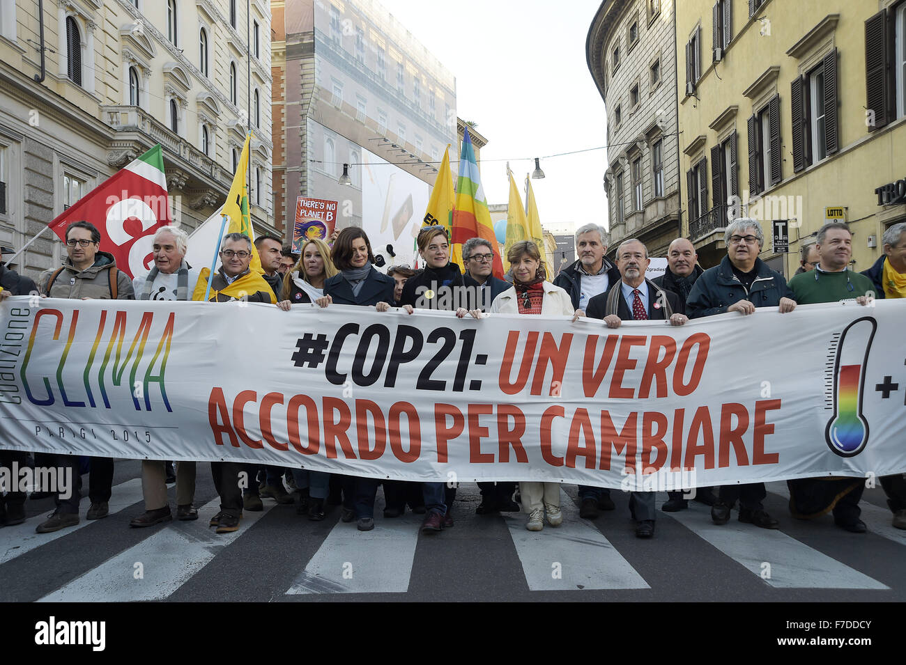 Le 29 novembre 2015 - L'Europe, Italie, Rome, 29 novembre 2015 :mars pendant un rassemblement de manifestants appelant à l'action sur les changements climatiques Le 29 novembre 2015 à Rome un jour avant le lancement de la COP21 conférence à Paris. Dans la première ligne, le président de la Chambre des députés, Laura Boldrini et l'Ambassadeur de France en Italie, Catherine Colonna.Certains dirigeants 150 y compris le président américain Barack Obama en Chine, l'Inde, Xi Jinping Narendra Modi et Vladimir Poutine va à l'ouverture de la conférence des Nations Unies Lundi, chargé d'atteindre le premier pacte climatique véritablement universelle. L'objectif est de limiter la Banque D'Images