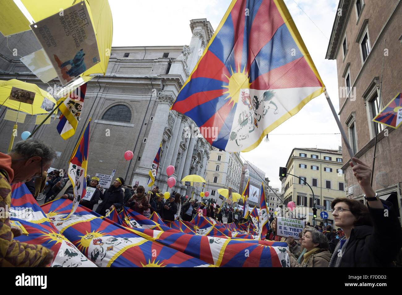 Le 29 novembre 2015 - L'Europe, Italie, Rome, 29 novembre 2015 :mars pendant un rassemblement de manifestants appelant à l'action sur les changements climatiques Le 29 novembre 2015 à Rome un jour avant le lancement de la COP21 conférence à Paris. Certains dirigeants 150 y compris le président américain Barack Obama en Chine, l'Inde, Xi Jinping Narendra Modi et Vladimir Poutine va à l'ouverture de la conférence des Nations Unies Lundi, chargé d'atteindre le premier pacte climatique véritablement universelle. L'objectif est de limiter le réchauffement moyen de deux degrés Celsius (3,6 degrés Fahrenheit), peut-être moins, plus de niveaux pré-révolution industrielle par c Banque D'Images