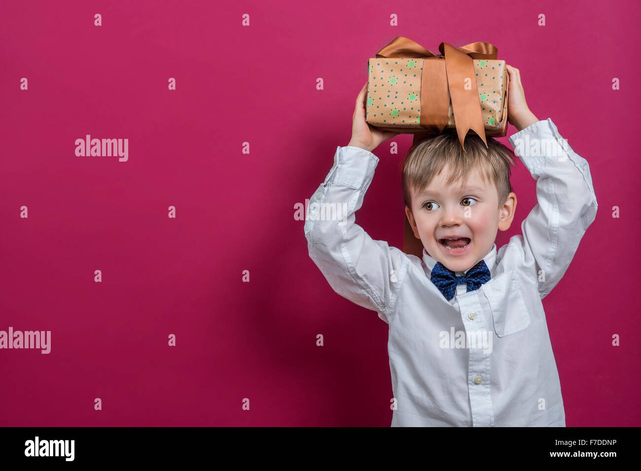 Happy boy holding a présent. Banque D'Images
