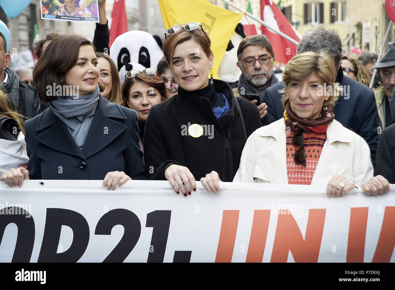 Le 29 novembre 2015 - L'Europe, Italie, Rome, 29 novembre 2015 :mars pendant un rassemblement de manifestants appelant à l'action sur les changements climatiques Le 29 novembre 2015 à Rome un jour avant le lancement de la COP21 conférence à Paris. Dans la première ligne, le président de la Chambre des députés, Laura Boldrini et l'Ambassadeur de France en Italie, Catherine Colonna.Certains dirigeants 150 y compris le président américain Barack Obama en Chine, l'Inde, Xi Jinping Narendra Modi et Vladimir Poutine va à l'ouverture de la conférence des Nations Unies Lundi, chargé d'atteindre le premier pacte climatique véritablement universelle. L'objectif est de limiter la Banque D'Images
