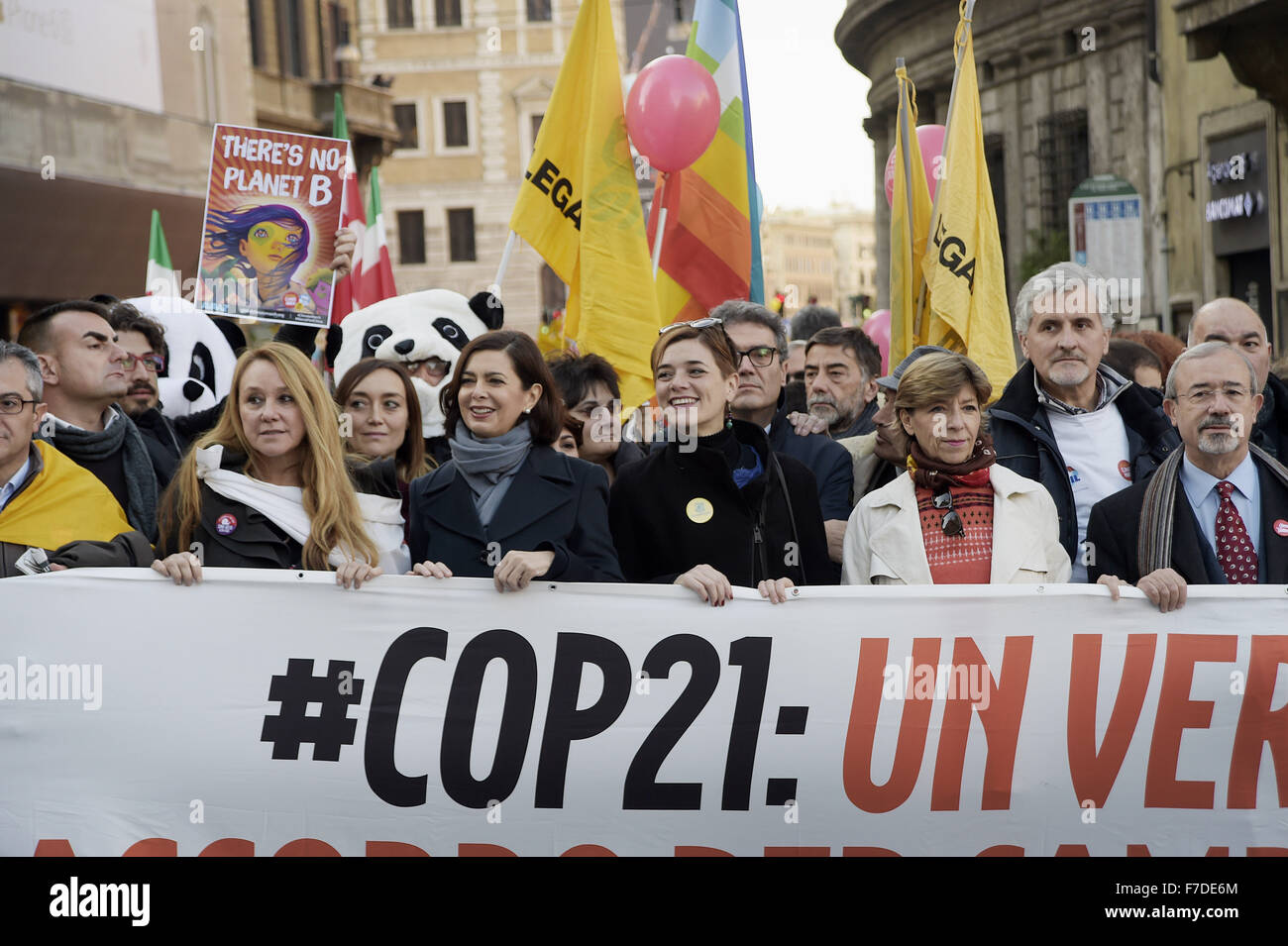 Le 29 novembre 2015 - L'Europe, Italie, Rome, 29 novembre 2015 :mars pendant un rassemblement de manifestants appelant à l'action sur les changements climatiques Le 29 novembre 2015 à Rome un jour avant le lancement de la COP21 conférence à Paris. Dans la première ligne, le président de la Chambre des députés, Laura Boldrini et l'Ambassadeur de France en Italie, Catherine Colonna.Certains dirigeants 150 y compris le président américain Barack Obama en Chine, l'Inde, Xi Jinping Narendra Modi et Vladimir Poutine va à l'ouverture de la conférence des Nations Unies Lundi, chargé d'atteindre le premier pacte climatique véritablement universelle. L'objectif est de limiter la Banque D'Images
