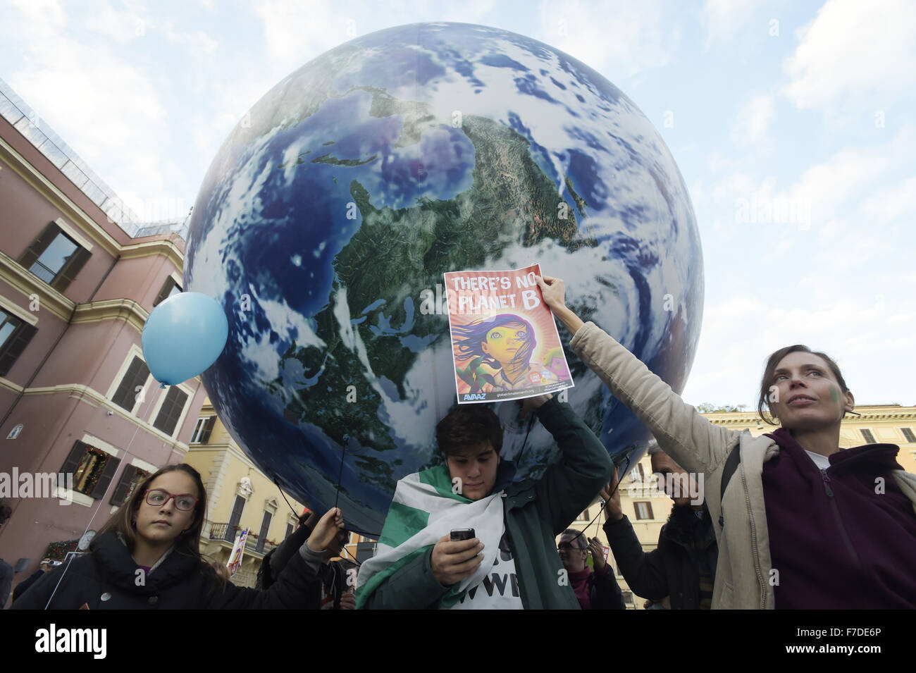 Le 29 novembre 2015 - L'Europe, Italie, Rome, 29 novembre 2015 :mars pendant un rassemblement de manifestants appelant à l'action sur les changements climatiques Le 29 novembre 2015 à Rome un jour avant le lancement de la COP21 conférence à Paris. Certains dirigeants 150 y compris le président américain Barack Obama en Chine, l'Inde, Xi Jinping Narendra Modi et Vladimir Poutine va à l'ouverture de la conférence des Nations Unies Lundi, chargé d'atteindre le premier pacte climatique véritablement universelle. L'objectif est de limiter le réchauffement moyen de deux degrés Celsius (3,6 degrés Fahrenheit), peut-être moins, plus de niveaux pré-révolution industrielle par c Banque D'Images
