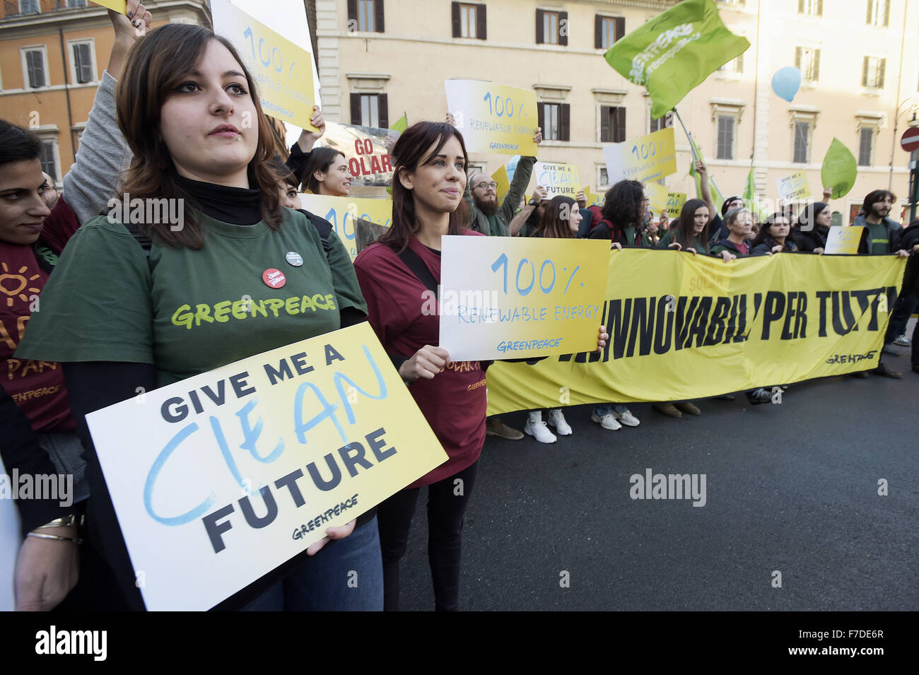 Le 29 novembre 2015 - L'Europe, Italie, Rome, 29 novembre 2015 :mars pendant un rassemblement de manifestants appelant à l'action sur les changements climatiques Le 29 novembre 2015 à Rome un jour avant le lancement de la COP21 conférence à Paris. Certains dirigeants 150 y compris le président américain Barack Obama en Chine, l'Inde, Xi Jinping Narendra Modi et Vladimir Poutine va à l'ouverture de la conférence des Nations Unies Lundi, chargé d'atteindre le premier pacte climatique véritablement universelle. L'objectif est de limiter le réchauffement moyen de deux degrés Celsius (3,6 degrés Fahrenheit), peut-être moins, plus de niveaux pré-révolution industrielle par c Banque D'Images