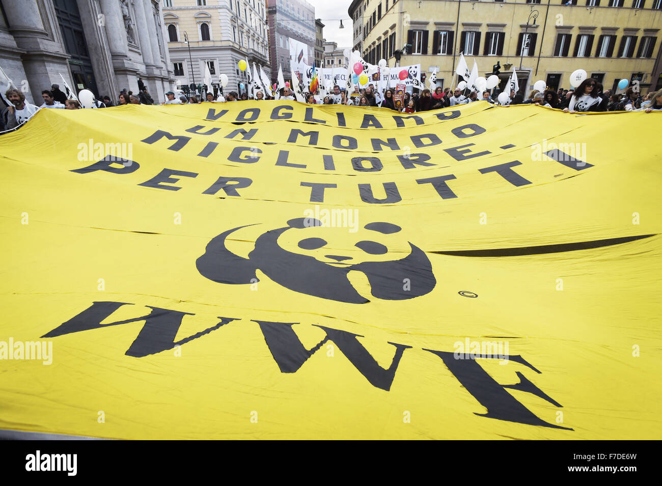 Le 29 novembre 2015 - L'Europe, Italie, Rome, 29 novembre 2015 :mars pendant un rassemblement de manifestants appelant à l'action sur les changements climatiques Le 29 novembre 2015 à Rome un jour avant le lancement de la COP21 conférence à Paris. Certains dirigeants 150 y compris le président américain Barack Obama en Chine, l'Inde, Xi Jinping Narendra Modi et Vladimir Poutine va à l'ouverture de la conférence des Nations Unies Lundi, chargé d'atteindre le premier pacte climatique véritablement universelle. L'objectif est de limiter le réchauffement moyen de deux degrés Celsius (3,6 degrés Fahrenheit), peut-être moins, plus de niveaux pré-révolution industrielle par c Banque D'Images