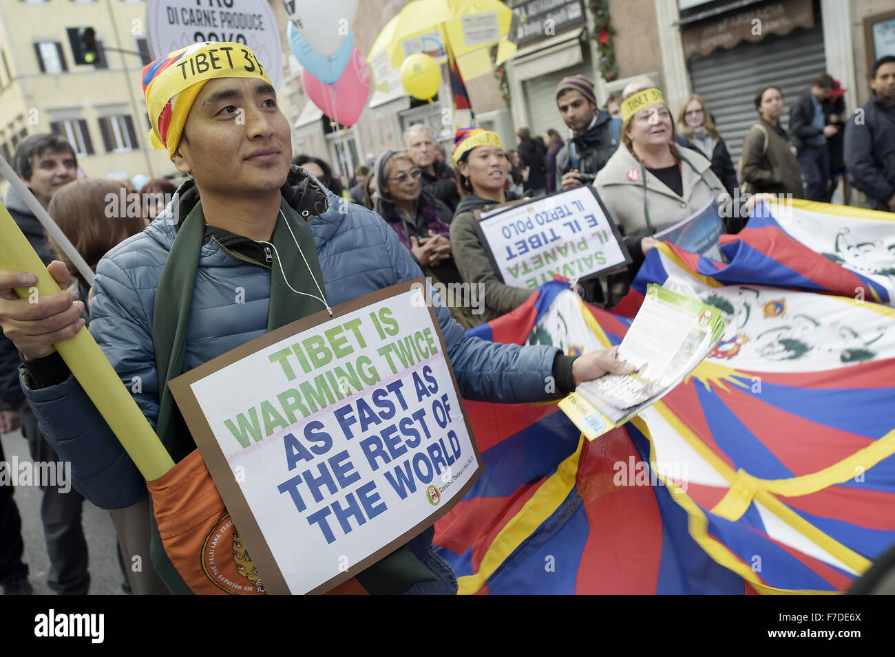 Le 29 novembre 2015 - L'Europe, Italie, Rome, 29 novembre 2015 :mars pendant un rassemblement de manifestants appelant à l'action sur les changements climatiques Le 29 novembre 2015 à Rome un jour avant le lancement de la COP21 conférence à Paris. Certains dirigeants 150 y compris le président américain Barack Obama en Chine, l'Inde, Xi Jinping Narendra Modi et Vladimir Poutine va à l'ouverture de la conférence des Nations Unies Lundi, chargé d'atteindre le premier pacte climatique véritablement universelle. L'objectif est de limiter le réchauffement moyen de deux degrés Celsius (3,6 degrés Fahrenheit), peut-être moins, plus de niveaux pré-révolution industrielle par c Banque D'Images